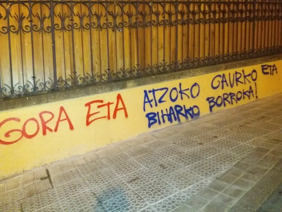 Archivo - Pintada a favor de ETA