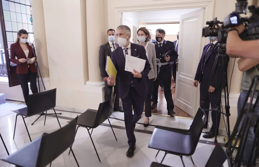 El ministro de Interior, Fernando Grande-Marlaska, a su llegada a una rueda de prensa, despu&eacute;s de una reuni&oacute;n con su hom&oacute;logo serbio, en la sede del Ministerio, a 22 de julio de 2021, en Madrid (Espa&ntilde;a). Los ministros del Interior espa&ntilde;ol y serbio se re&uacute;n