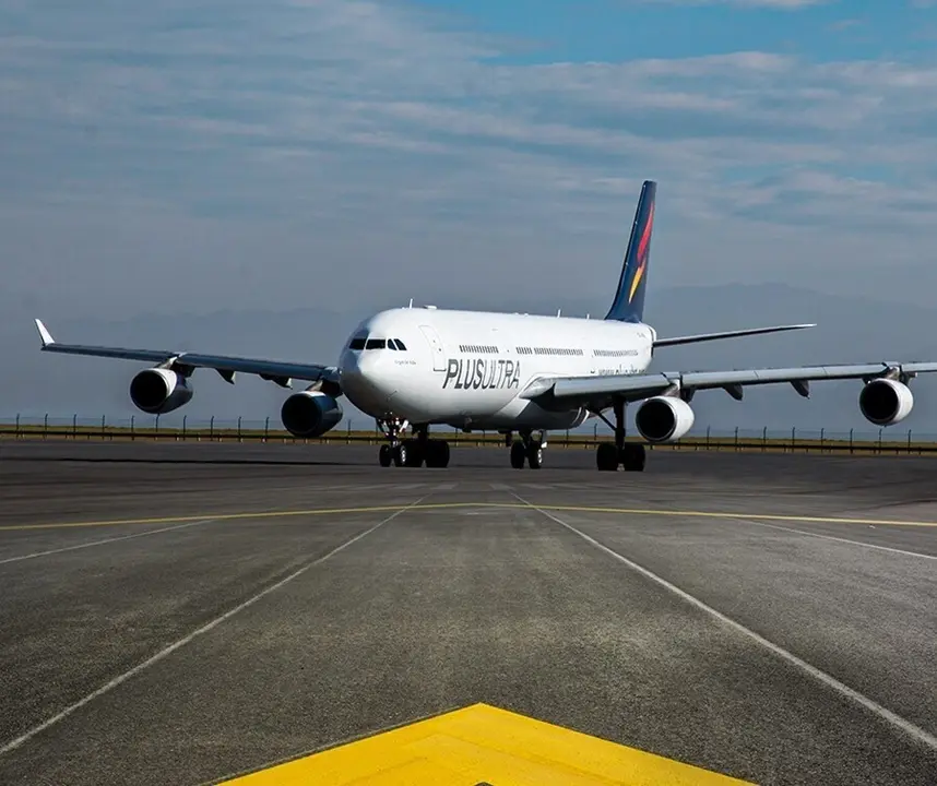 Archivo - Imagen de un avi&oacute;n de Plus Ultra L&iacute;neas A&eacute;reas.