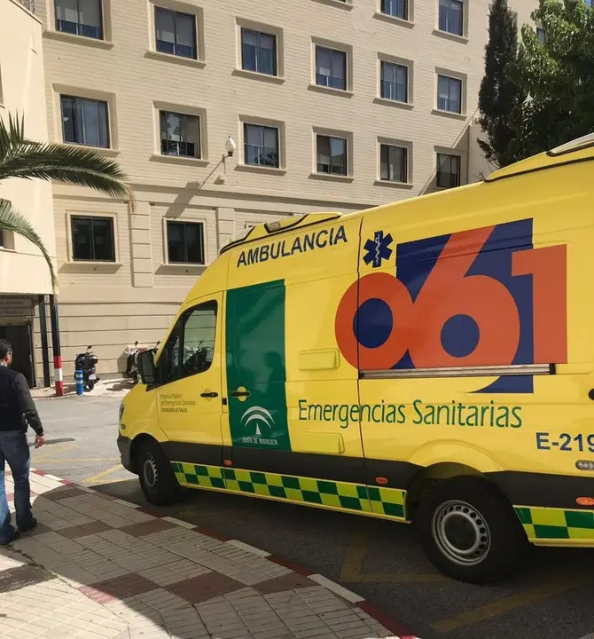 Archivo - Una ambulancia del 061 en M&aacute;laga