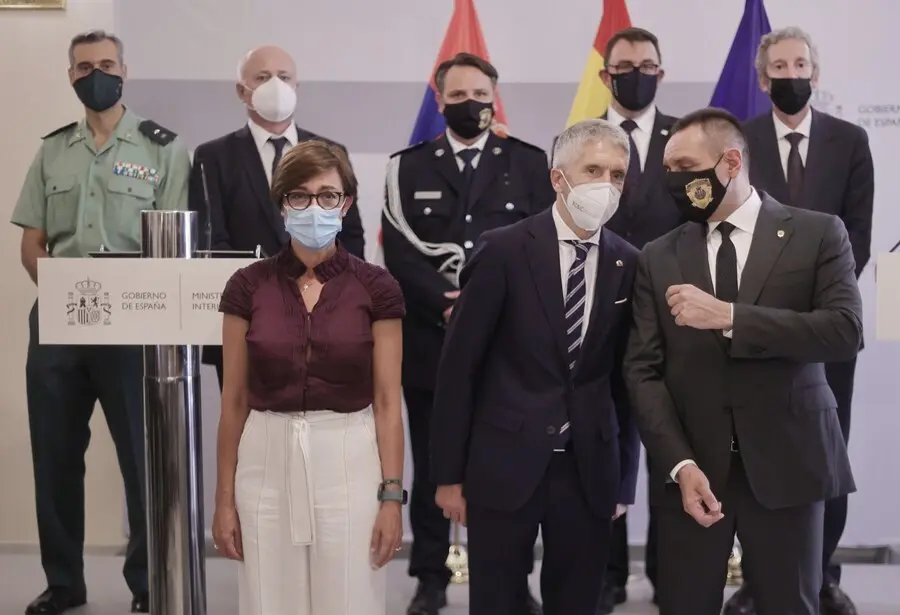 (I-D) La directora de la Guardia Civil, Mar&iacute;a G&aacute;mez G&aacute;mez; el ministro de Interior, Fernando Grande-Marlaska y su hom&oacute;logo serbio, Aleksandar Vulin, posan tras comparecer en rueda de prensa, despu&eacute;s de una reuni&oacute;n en la sede del Ministerio, a 22 de julio 