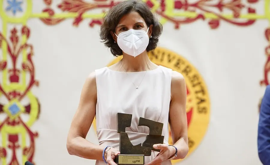 Sophie Muller, representante en Espa&ntilde;a de ACNUR, posa con la estatua conmemorativa del premio.