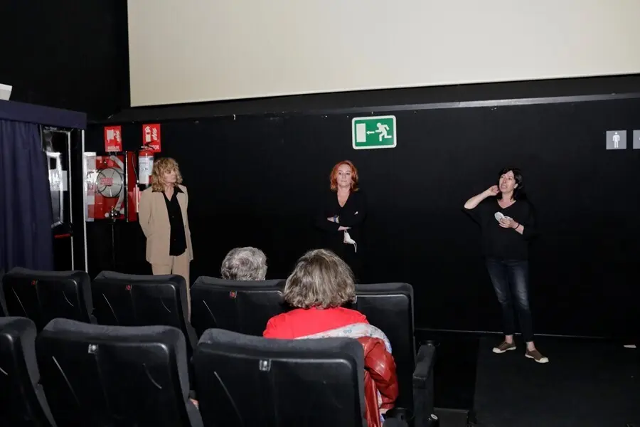 Archivo - La actriz Emma Su&aacute;rez (i) y la cineasta Gracia Querejeta dentro de una sala de cine de los Cines Renoir Plaza de Espa&ntilde;a el d&iacute;a de su reapertura despu&eacute;s del cierre durante casi tres meses
