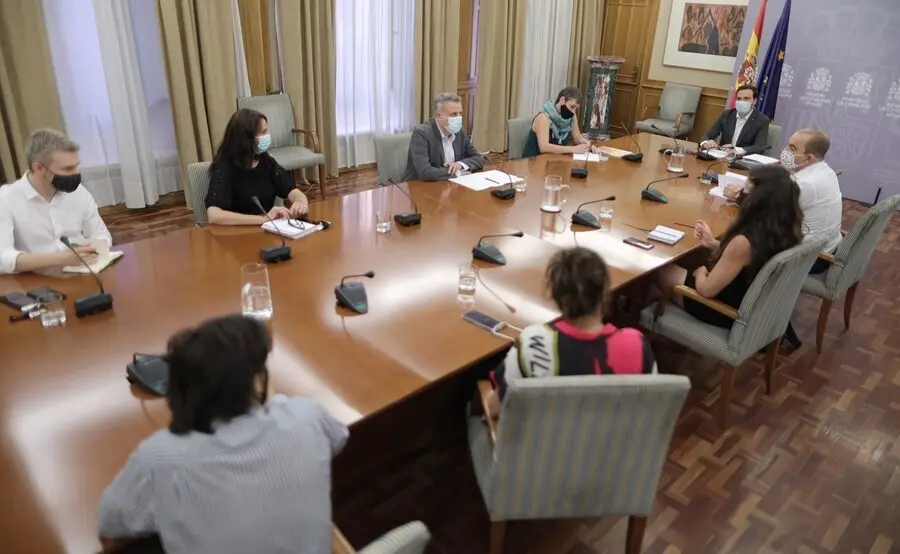 El ministro de Consumo, Alberto Garz&oacute;n (5i), durante una reuni&oacute;n con asociaciones de respeto al medio ambiente en la sede de su Ministerio, a 22 de julio de 2021, en Madrid (Espa&ntilde;a). El titular de Consumo se re&uacute;ne este jueves con organizaciones dedicadas 