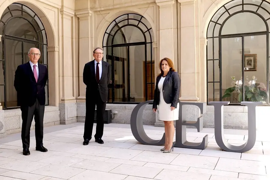 El director general de la Fundaci&oacute;n Universitaria San Pablo CEU, Javier Tello; el presidente de Santander Universidades, Mat&iacute;as Rodr&iacute;guez; y la directora corporativa de Operaciones, Finanzas y Medios de la la Fudaci&oacute;n San Pablo CEU, Elena Garc&iacute;a Rojo