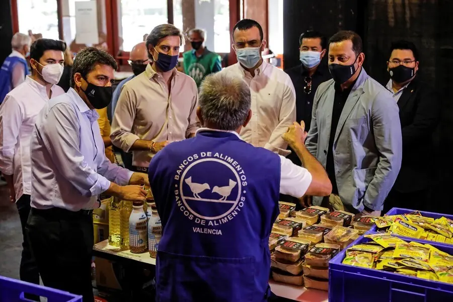 El presidente del PPCV, Carlos Maz&oacute;n, y el vicesecretario de Comunicaci&oacute;n del PP, Pablo Montesinos, durante su visita al reparto de alimentos del Banco de Alimentos realizado en el estadio de Mestalla, en Val&egrave;ncia.  