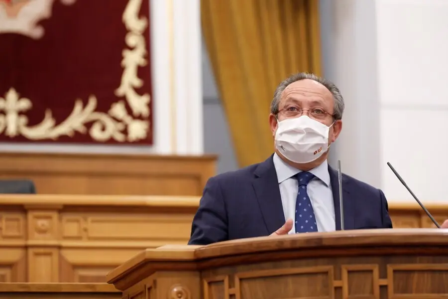 El consejero de Hacienda y Administraciones P&uacute;blicas del Gobierno de Castilla-La Mancha, Juan Alfonso Ruiz Molina, defiende su Ley del Juego ante el pleno de las Cortes