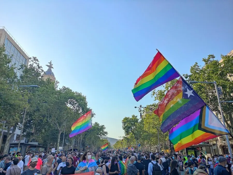 Unas 4.000 personas han participado este jueves en la manifestaci&oacute;n unitaria contra la LTGBIfobia en Barcelona