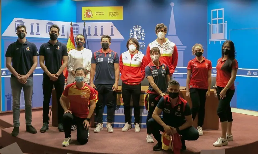Archivo - Deportistas ol&iacute;mpicos espa&ntilde;oles, durante el acto de presentaci&oacute;n del proceso para su vacunaci&oacute;n, en la sede del Ministerio de Cultura y Deporte.