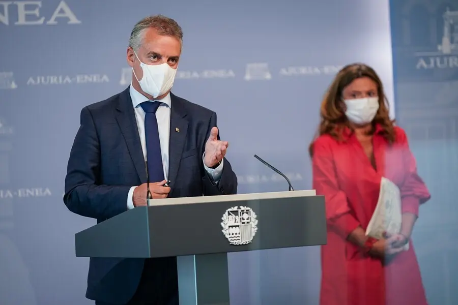 El Lehendakari, I&ntilde;igo Urkullu, y la consejera vasca de salud, Gotzone Sagardui