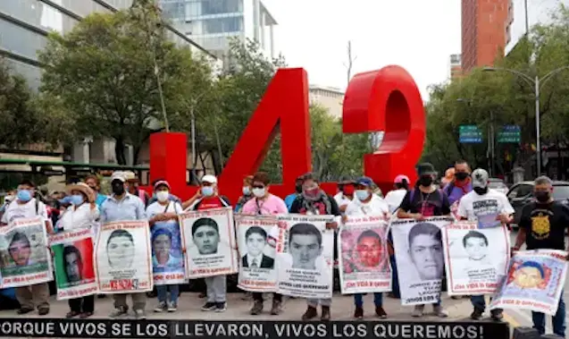 Familiares de los 43 estudiantes desaparecidos de Iguala, en el estado de Guerrero, durante una marcha en la Avenida Reforma, el 26 de mayo de 2021. Fotograf&iacute;a: Eyepix/NurPhoto/Rex/Shutterstock