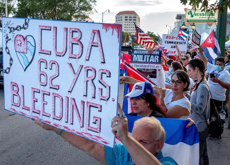 Cubano-americanos participan en una manifestaci&oacute;n para mostrar su apoyo a los manifestantes en Cuba, frente al restaurante Versailles en Miami, Florida, Estados Unidos, el 21 de julio de 2021. Miles de cubanos salieron a las calles de Cuba el 11 de julio para protestar por la falta de libertad y derechos humanos, la econom&iacute;a, as&iacute; como la escasez de productos b&aacute;sicos en la isla. (Protestas, Estados Unidos) EFE/EPA/CRISTOBAL HERRERA-ULASHKEVICH