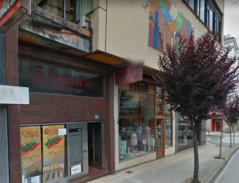 Vista de la entrada de la C&aacute;mara de Comercio de Torrelavega en la calle Ruiz Tagle. / ALERTA