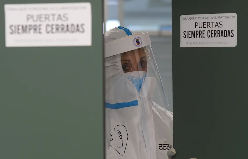 Una sanitario se dispone a cerrar la puerta en la zona UCI del Hospital Valdecilla. / Hardy 160420 santander
Coronavirus en el hospital Valdecilla de santander
Foto nacho cubero
