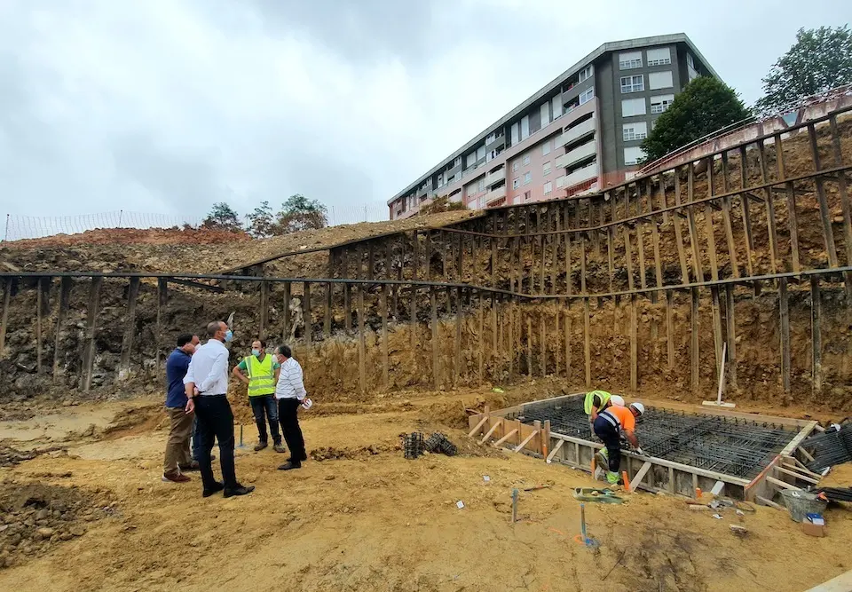 Vista del inicio de las obras del ascensor en el barrio Nueva Ciudad de Torrelavega. / ALERTA