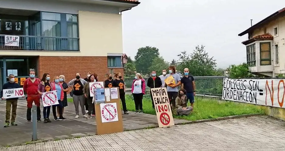 Concentraci&oacute;n de los vecinos de Riotuerto ayer frente al Ayuntamiento. / ALERTA