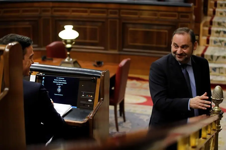 El candidato a la Presidencia del Gobierno, Pedro S&aacute;nchez, saluda al ministro de Fomento en funciones, Jos&eacute; Luis &Aacute;balos (d), en el Congreso de los Diputados en la primera jornada de la sesi&oacute;n de investidura de Pedro S&aacute;nchez como presidente del Gobierno. EFE/Juan Carlos Hidalgo