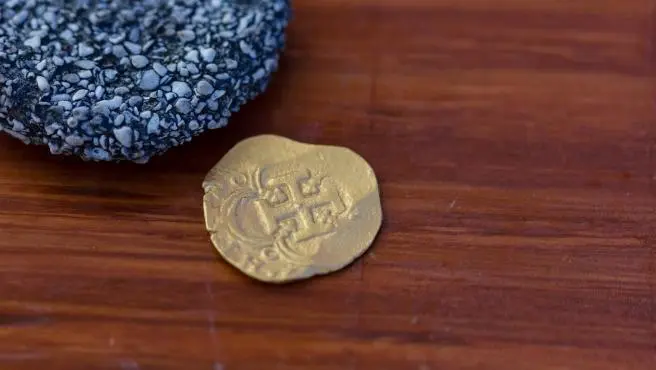 Moneda de oro del cargamento del gale&oacute;n Nuestra Se&ntilde;ora de Atocha, hallada a solo 76 cent&iacute;metros de profundidad en Key West, Florida (EE.UU.). EFE/Mel Fisher's Treasures