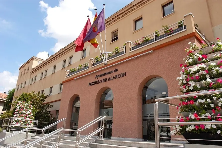 Archivo - Fachada del Ayuntamiento de Pozuelo de Alarc&oacute;n.