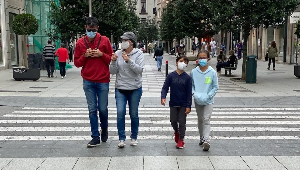 Varias personas con mascarilla por el centro de Santander. / Hardy