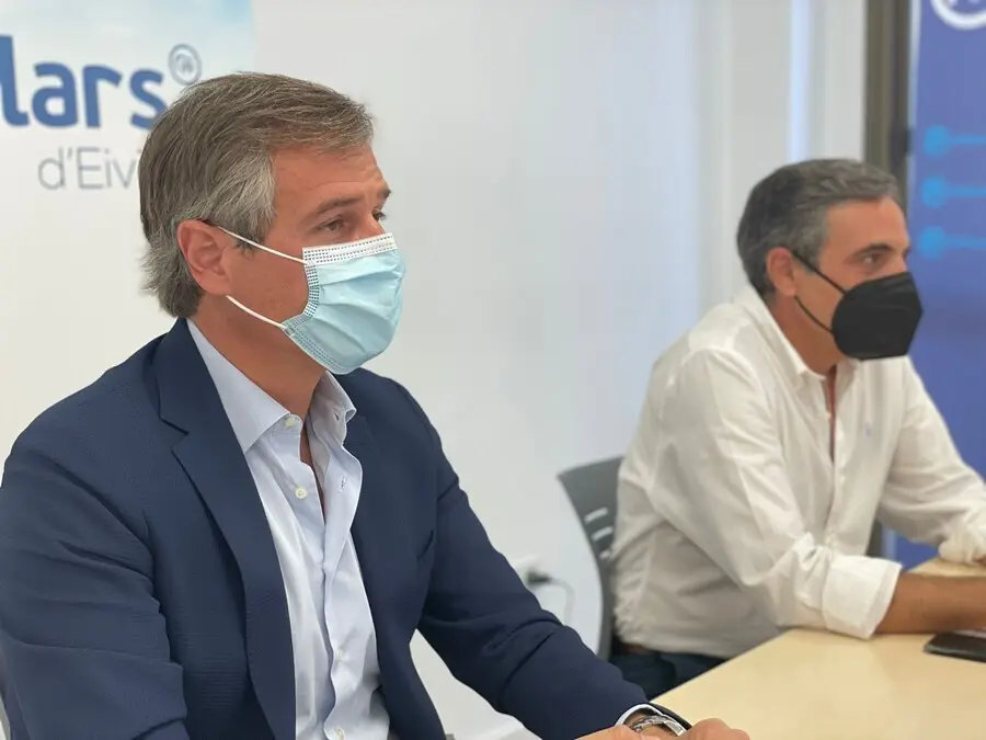 El vicesecretario de Pol&iacute;tica Territorial del PP, Antonio Gonz&aacute;lez Terol, junto al presidente del PP de Ibiza, Jos&eacute; Vicente Mar&iacute; Bos&oacute;, en una visita a Ibiza.