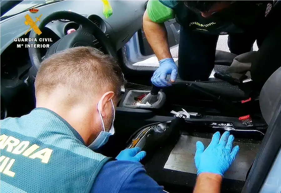 Agentes inspeccionan el doble fondo del veh&iacute;culo donde ocultaban la droga