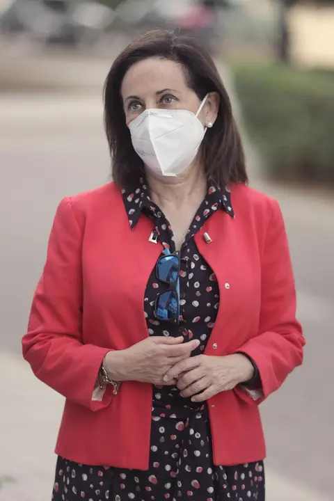 La ministra de Defensa, Margarita Robles, durante una visita al Parque y Centro de Abastecimiento y Material de Intendencia del Ej&eacute;rcito de Tierra, en el Acuartelamiento San Crist&oacute;bal
