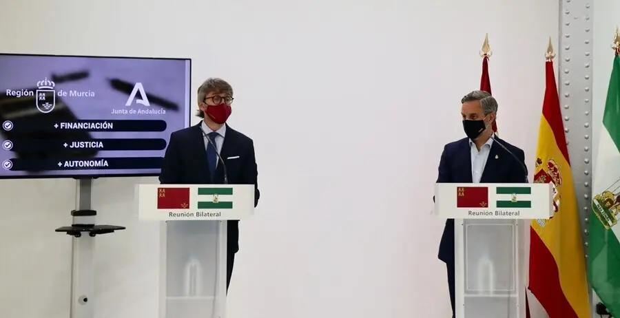 Reuni&oacute;n entre el consejero de Econom&iacute;a, Hacienda y Administraci&oacute;n Digital, Luis Alberto Mar&iacute;n, y el consejero de Hacienda y Financiaci&oacute;n Europea de la Junta de Andaluc&iacute;a, Juan Bravo. Comparecencia de los consejeros tras la reuni&oacute;n bilateral.