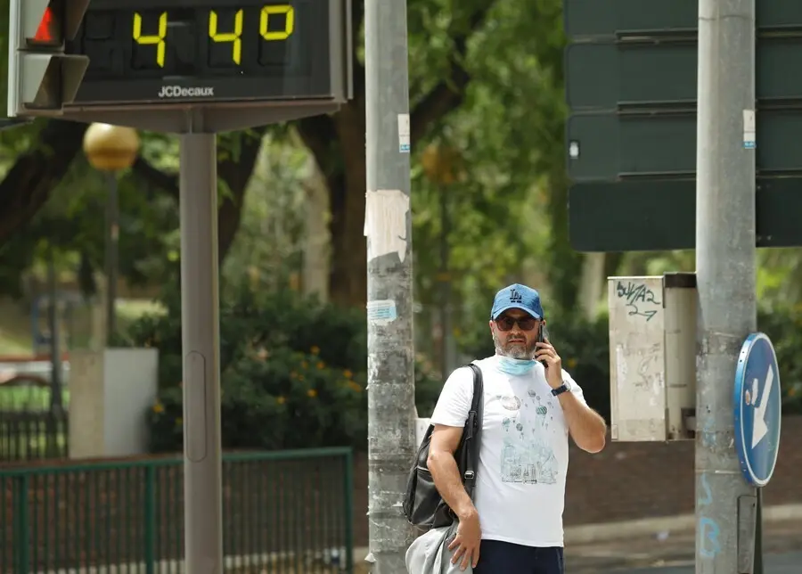 Murcia activa un dispositivo especial por el aviso de altas temperaturas. En la imagen, un term&oacute;metro marca 44 grados cent&iacute;grados