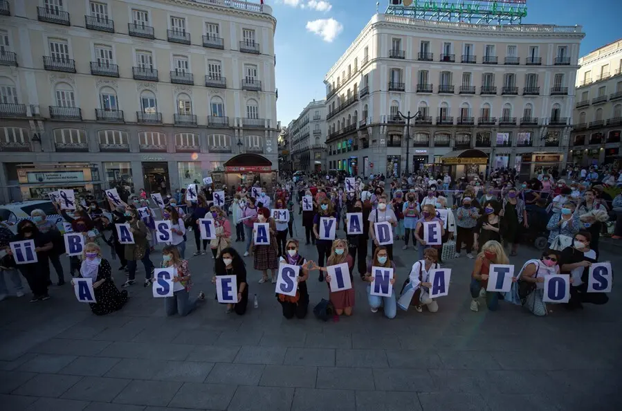 Archivo - Varias mujeres con carteles participan en una concentraci&oacute;n contra la violencia hacia las mujeres como protesta por los asesinatos machistas.