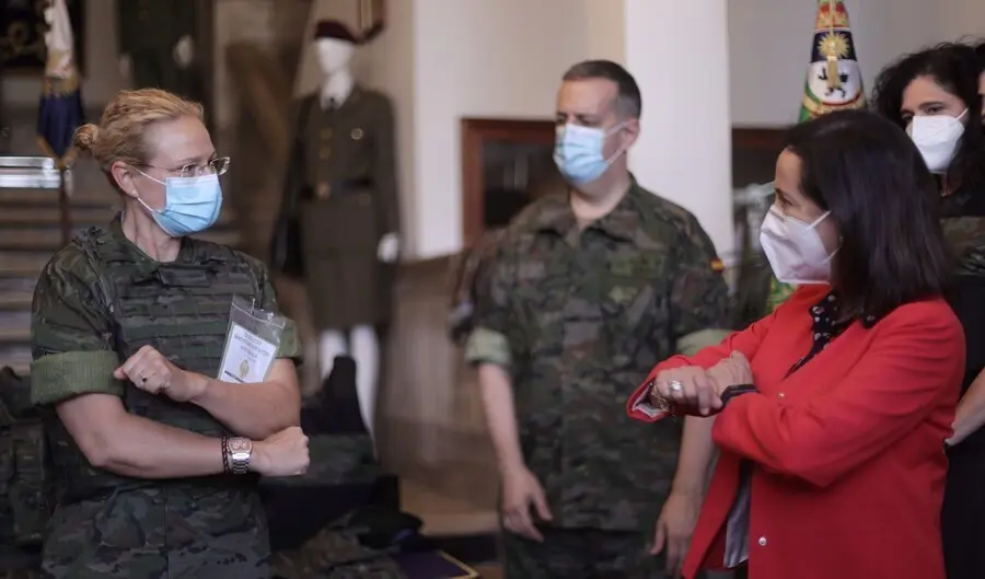 La ministra de Defensa, Margarita Robles, durante la visita al Parque y Centro de Abastecimiento y Material de Intendencia del Ej&eacute;rcito de Tierra