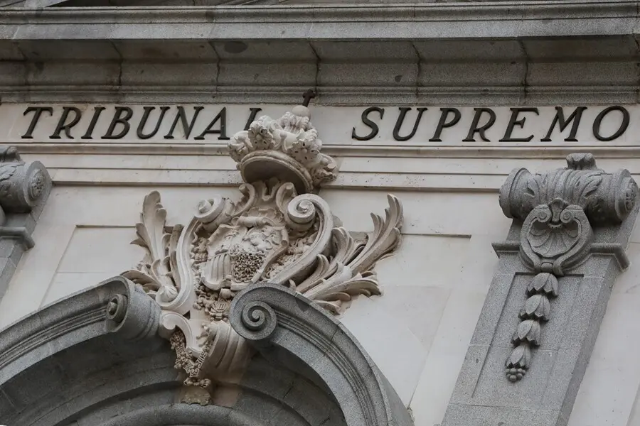 Archivo - Escudo de Espa&ntilde;a en la fachada del edificio del Tribunal Supremo, en Madrid a 29 de noviembre de 2019.