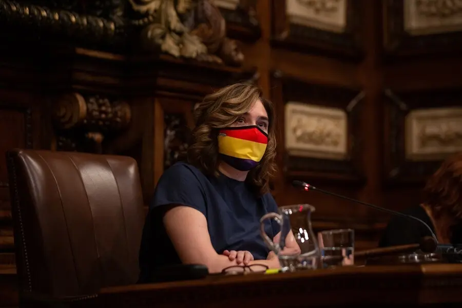 Colau pone el retrato del Rey en el pleno y ella lleva mascarilla con la bandera republicana