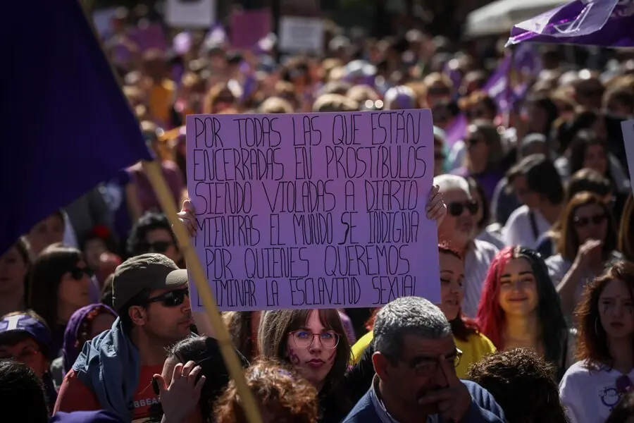 Archivo - Una mujer sostiene su pancarta con un mensaje de protesta en contra de la prostituci&oacute;n durante la manifestaci&oacute;n por el D&iacute;a Internacional de la Mujer en Sevilla, (Andaluc&iacute;a, Espa&ntilde;a), a 08 de marzo de 2020