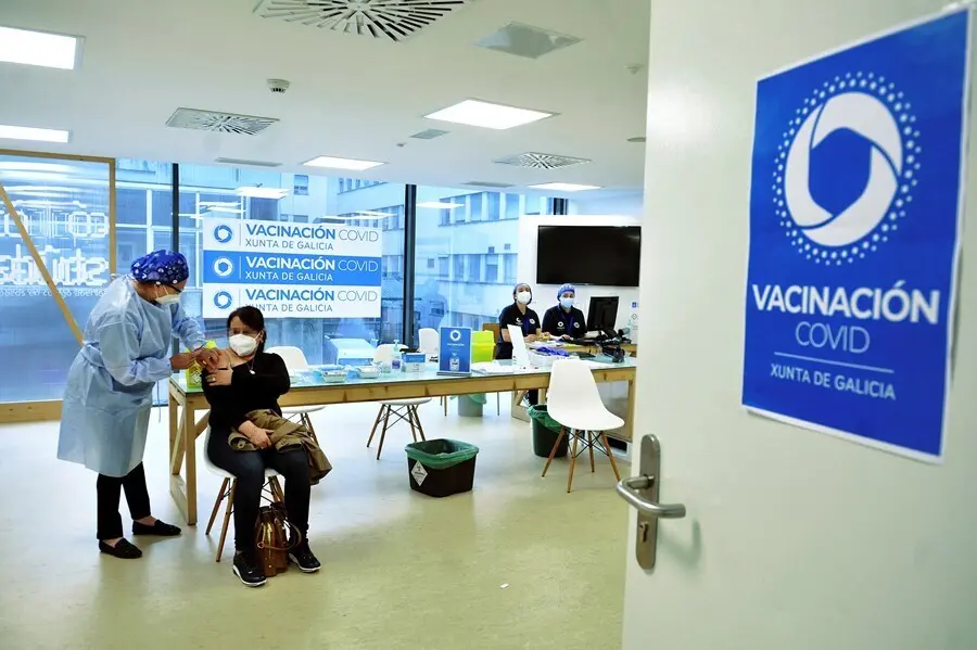 Archivo - Una mujer recibe una dosis de la vacuna de AstraZeneca en el Complejo Hospitalario Universitario de Ourense, a 27 de mayo de 2021, en Ourense, Galicia (Espa&ntilde;a). Este jueves el Servicio Gallego de Salud comienza a administrar la segunda dosis de 