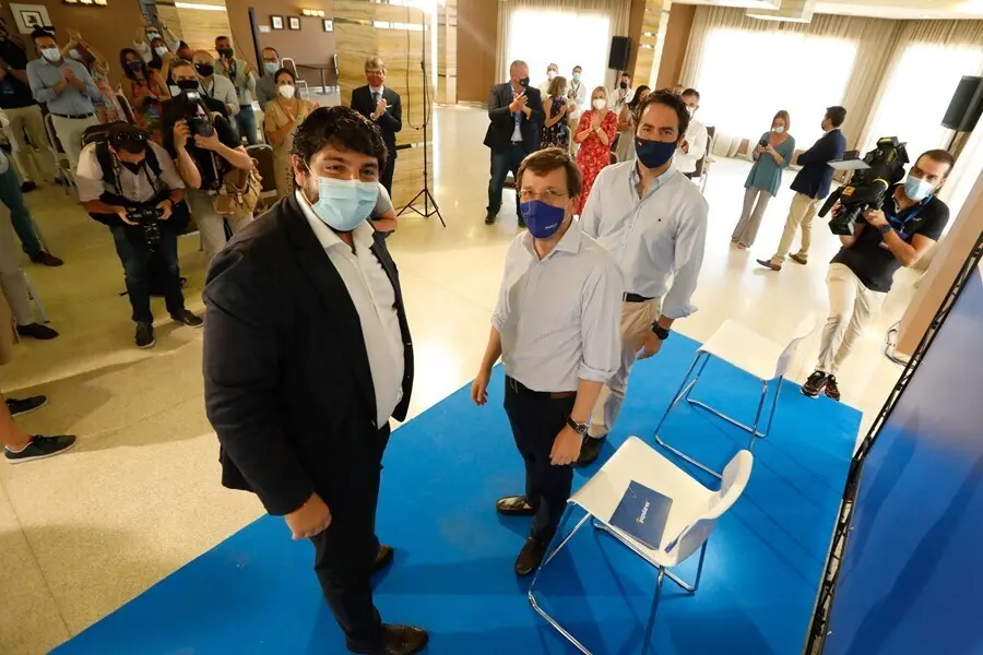 (I-D) El presidente de la Regi&oacute;n de Murcia, Fernando L&oacute;pez Miras; el portavoz nacional del PP y alcalde de Madrid, Jos&eacute; Luis Mart&iacute;nez-Almeida, y el secretario general del Partido Popular, Teodoro Garc&iacute;a Egea, en los Cursos de Verano del PP de la Regi&oacute;n