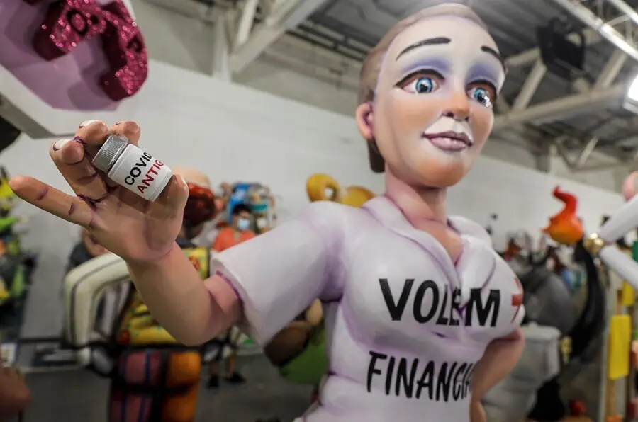 Una de las figuras alusivas a la pandemia que se pude ver en la Exposici&oacute; del Ninot de las Fallas de Val&egrave;ncia 2021