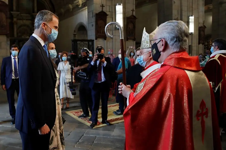 Archivo - El arzobispo compostelano Juli&aacute;n Barrio recibe a los reyes don Felipe y do&ntilde;a Letizia antes de la misa y la ofrenda al Apostol Santiago en la iglesia de San Marti&ntilde;o Pinario, en Santiago de Compostela (Galicia) a 25 de julio de 2020.