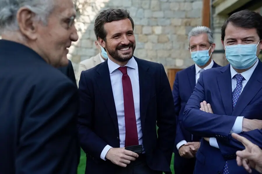 El presidente del PP,  Pablo Casado, junto al presidente de Castilla y Le&oacute;n, Alfonso Fern&aacute;ndez Ma&ntilde;ueco, y el exministro Rafael Arias Salgado. En &Aacute;vila, 19 e julio de 2021.
