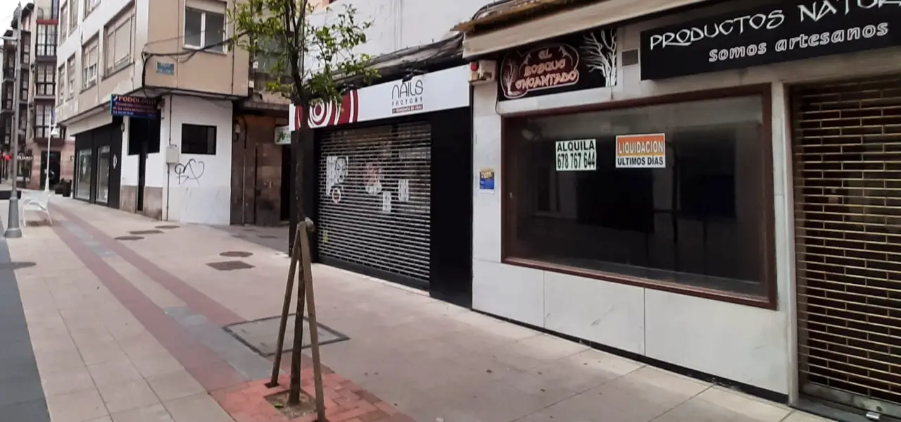 Vista de un comercio en liquidaci&oacute;n en una calle del centro de Torrelavega. / S. D&Iacute;AZ