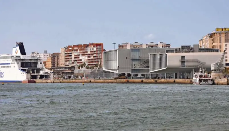 Vista del Centro Bot&iacute;n, el &lsquo;Ferry&rsquo; y el Hotel Bah&iacute;a, que traen y acogen a turistas en la ciudad este verano. / Hardy