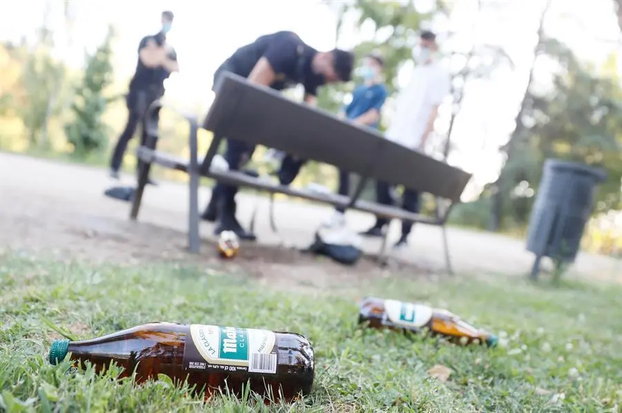 Control policial ayer viernes en el Parque del Oeste de Madrid. Un clima favorable, una cultura y forma de ser que invita a socializar en la calle, el bajo poder adquisitivo de los j&oacute;venes y la falta de medios policiales para hacer cumplir las normativas, explican que cada fin de semana se organicen botellones en cualquier localidad espa&ntilde;ola, pese a que el coronavirus los ha puesto en el centro del debate como foco de contagio. EFE/Mariscal