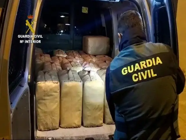La Guardia Civil detiene a 26 integrantes de una red dedicada al tr&aacute;fico de hach&iacute;s por las costas de M&aacute;laga