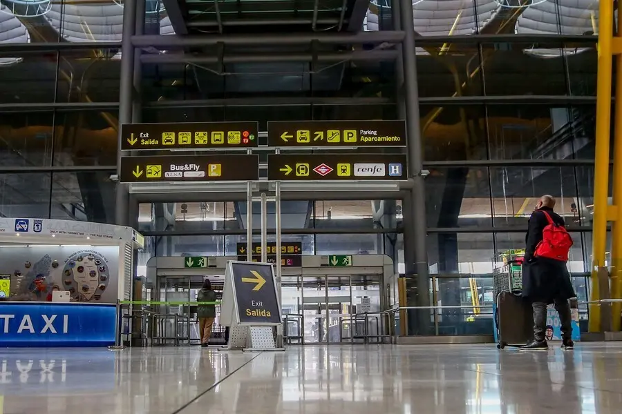 Archivo - Un pasajero camina por las instalaciones de la T4 del Aeropuerto Adolfo Su&aacute;rez Madrid-Barajas, en Madrid, (Espa&ntilde;a).
