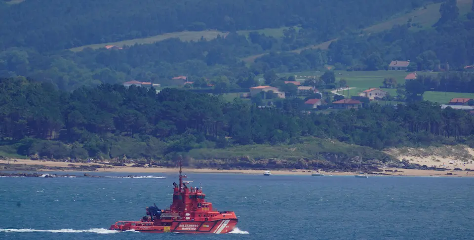 Vista de la embarcaci&oacute;n de Salvamento Mar&iacute;timo realizando las labores de b&uacute;squeda. / HARDY