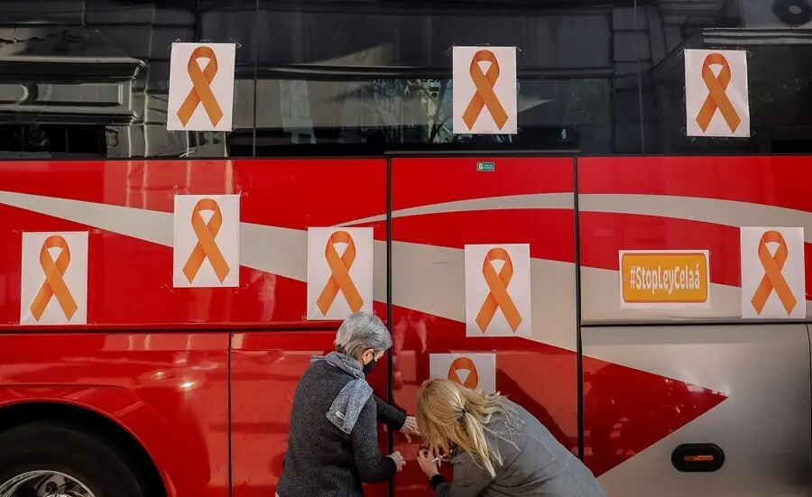 Archivo - Protesta con lazos naranjas en autobuses escolares de colegios concertados en protesta contra la &lsquo;Ley Cela&aacute;&rsquo; en Valencia