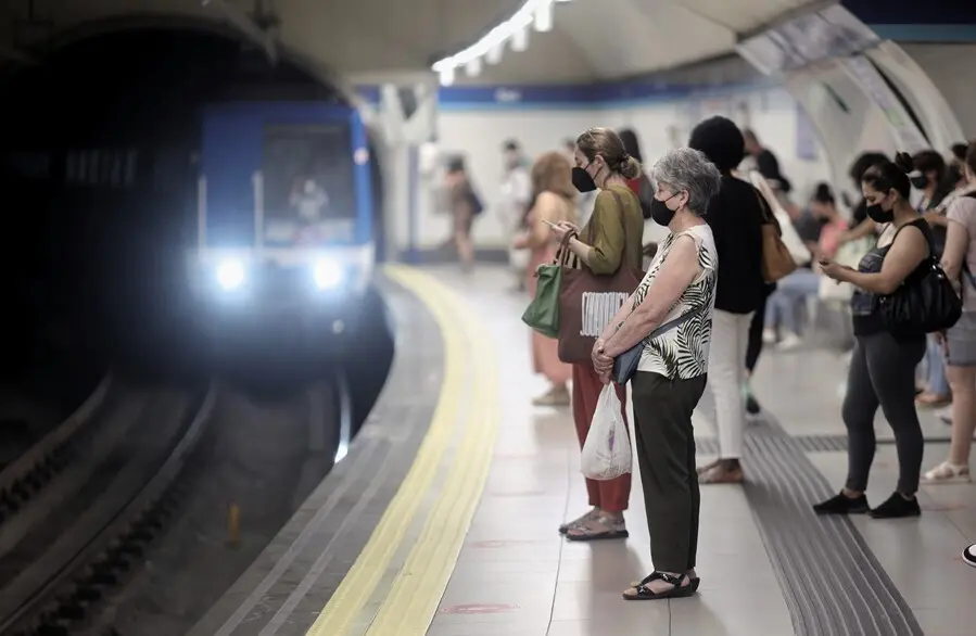 Archivo - Varias personas en el and&eacute;n de la estaci&oacute;n de Metro de Sol.