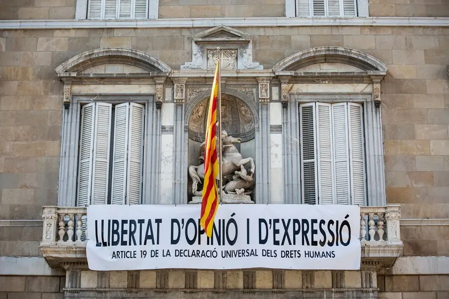 Archivo - Pancarta en apoyo a los presos del 1-O en la fachada de la Generalitat, en Barcelona