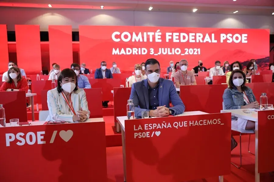 (I-D) La presidenta del PSOE, Cristina Narbona; el presidente del Gobierno, Pedro S&aacute;nchez y la vicesecretaria general del PSOE y portavoz del Grupo Parlamentario Socialista en el Congreso, Adriana Lastra, durante una reuni&oacute;n de los componentes del Comit&eacute; 