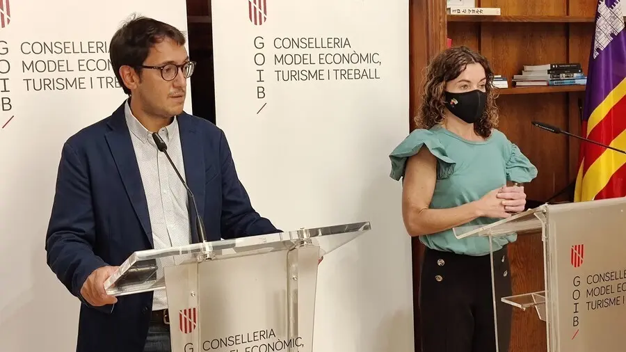 El conseller de Modelo Econ&oacute;mico, Turismo y Trabajo, Iago Negueruela, y la consellera de Hacienda y Relaciones Exteriores, Rosario S&aacute;nchez, en rueda de prensa.